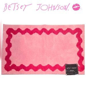 Betsey Johnson Wavy Plush Bath Rug- Pink/Red
